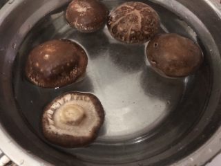 7、香菇蒸鸡,放清水里洗干净，抓干水分