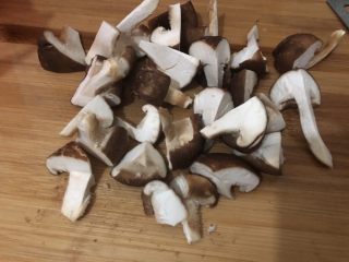 8、香菇蒸鸡,切一开六小块