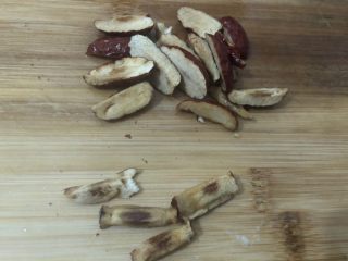 10、香菇蒸鸡,红枣洗干净去籽，随意切