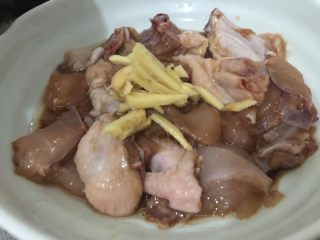 11、香菇蒸鸡,把姜放鸡肉里搅匀一下