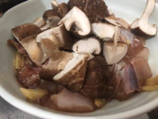 12、香菇蒸鸡,再加入香菇搅匀