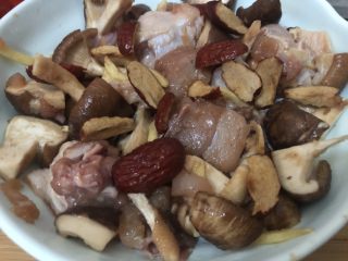 13、香菇蒸鸡,把红枣撒在上面