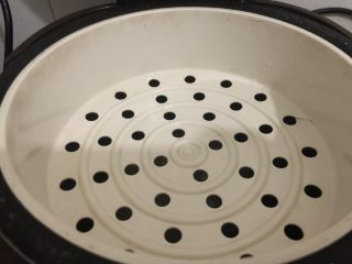 14、香菇蒸鸡,隔水蒸15分钟（我是放在饭上面，跟饭一起煮的）