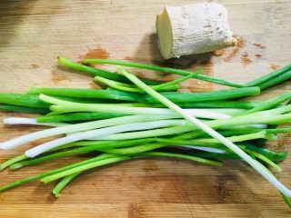 1、葱油鸡腿,准备葱姜