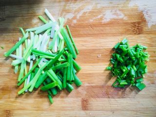 2、葱油鸡腿,葱洗净部分切小段、部分切葱花