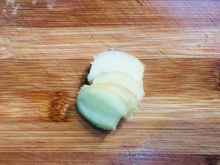 3、葱油鸡腿,姜洗净切片