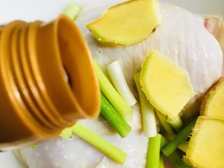 6、葱油鸡腿,倒入适量的生抽