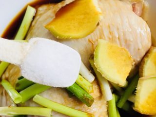 7、葱油鸡腿,最后放入适量的盐