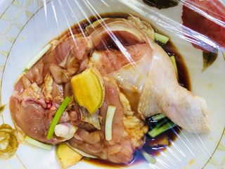 8、葱油鸡腿,抓匀后盖上保鲜膜放入冰箱冷藏腌制两小时以上，期间最好翻一下面