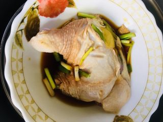 10、葱油鸡腿,腌好的鸡腿去掉保鲜膜放入蒸锅中