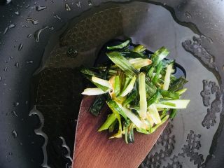 14、葱油鸡腿,捞出葱姜丢弃