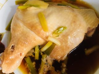 15、葱油鸡腿,时间到了，取出鸡腿，将葱姜丢弃