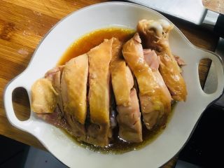 17、葱油鸡腿,鸡腿剁成块放入盘中，将做好的汤汁淋在鸡块上