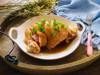 18、葱油鸡腿,撒上葱花点缀即可享用了