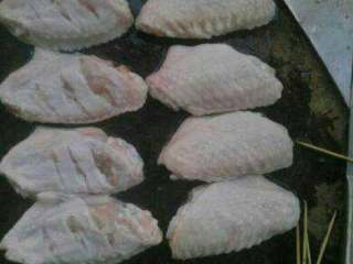 1、微波炉烤鸡翅,鸡翅肉多的地方划两刀，用牙签扎两下