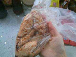 2、微波炉烤鸡翅,放袋子里面加盐，蒜末，老抽，料酒，白糖，蚝油腌制两个小时