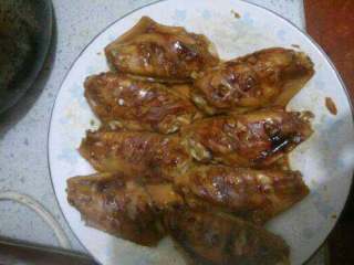 3、微波炉烤鸡翅,腌好的鸡翅装盘，准备放微波炉转