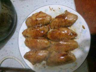 4、微波炉烤鸡翅,烤10分钟取出翻面继续烤