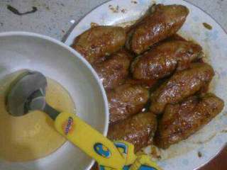 5、微波炉烤鸡翅,再取出擦一层蜂蜜继续烤10分钟