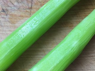 2、凉拌莴苣丝,莴苣去皮