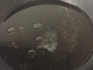 5、凉拌莴苣丝,锅中放水，加一克盐，加几滴食用油