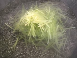 7、凉拌莴苣丝,过水十秒钟