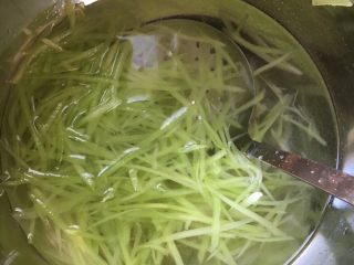 8、凉拌莴苣丝,捞出放冷水中