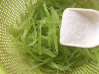 9、凉拌莴苣丝,沥水加盐腌十分钟