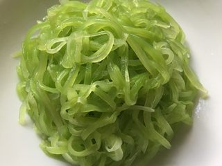 11、凉拌莴苣丝,捞出来放入盘中