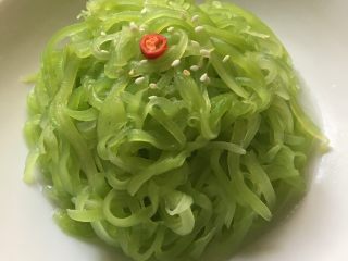 12、凉拌莴苣丝,加芝麻和辣椒装饰