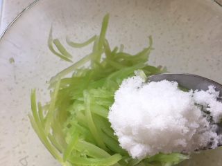 10、凉拌莴苣丝,倒掉腌的盐水，放入糖、醋、香油拌均匀