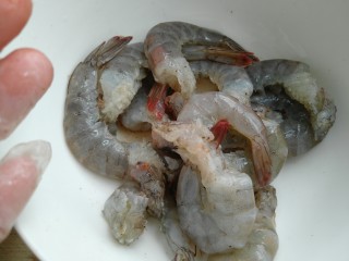 3、鲜虾黄瓜条,用白酒，花椒粉抓均匀腌制15分钟