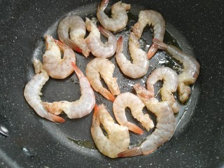 7、鲜虾黄瓜条,放入虾煎制