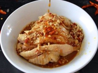5、口水鸡,把前面的花生碎混合油全部倒在鸡肉上 。