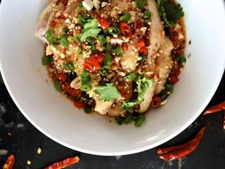 8、口水鸡,让酱完全渗透到鸡肉里。