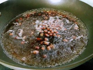 1、凉拌木耳花生米,清洗干净的花生米，放在烧开水的锅里焯水4分钟左右，捞出，和木耳放一起。建议选择红皮的花生米。红皮花生米红衣是一种药材，在提升血小板治疗的过程中会应用到。选择花生米的时候有发霉的或者不新鲜得扔掉，有害的物质要远离。