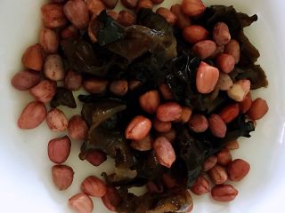 2、凉拌木耳花生米,花生米和木耳放一起。
