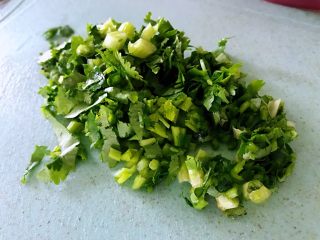 3、凉拌木耳花生米,香菜切小，大蒜切成末。