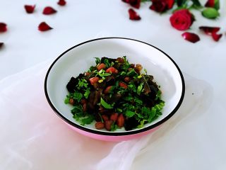 5、凉拌木耳花生米,成品。