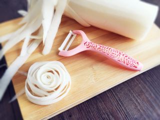 1、洛阳牡丹燕菜,白萝卜清洗干净，用奈瓷刨皮刀去皮。