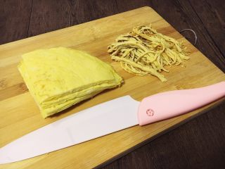 5、洛阳牡丹燕菜,取一张蛋皮切丝，剩下的切成十字为四片。