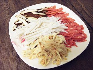 6、洛阳牡丹燕菜,鸡胸肉煮熟后撕成细丝，火腿和其他配料也切丝。