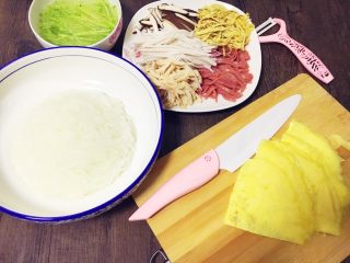 8、洛阳牡丹燕菜,蒸好的白萝卜丝过冷水后，用纱布过滤挤干水分放入汤碗中。全部准备好的用料。