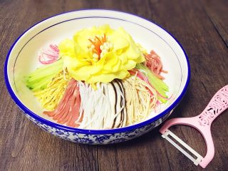 10、洛阳牡丹燕菜,碗底铺白萝卜丝，再摆上其他丝，用蛋皮做出牡丹花造型。