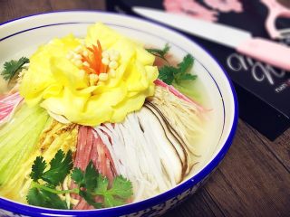 11、洛阳牡丹燕菜,倒入高汤点缀上香菜叶，放入蒸锅蒸十分钟即成。