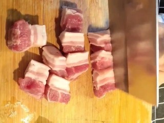 1、红烧肉,准备五花肉改刀切成长条，再切成块