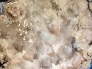 2、红烧肉,凉水下入锅中加料酒开锅煮出血沫