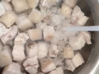 3、红烧肉,捞出冲洗干净控水