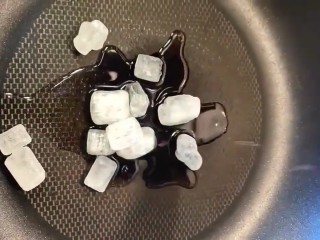 4、红烧肉,锅放油下入冰糖小火慢炒