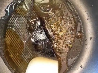 5、红烧肉,炒至枣红色